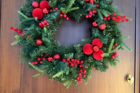 Ghirlanda con 50LED e palline rosse in velluto CM 60